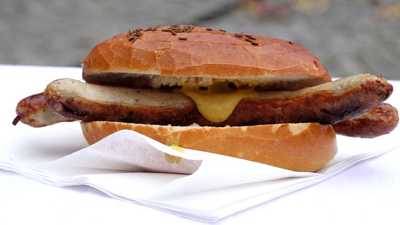 Bratwurst im Brötchen mit Senf.