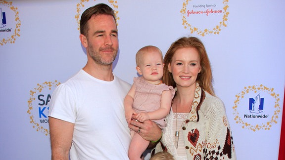Familien portrait von Schauspieler James van der Beek, seiner Frau und Kindern