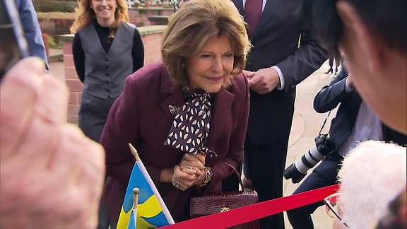 Königin Silvia von Schweden während eines Besuches in der Öffentlichkeit
