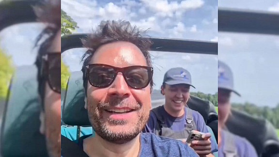 Jimmy Fallon im Auto mit einem jungen Mann
