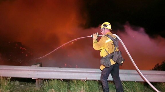 Feuerwehrmann im Löscheinsatz