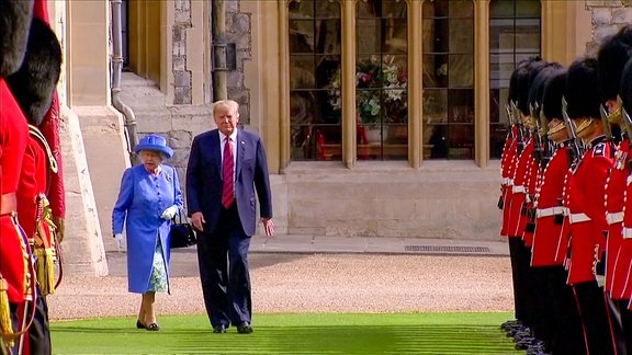 Königin Elisabeth und Donald Trump