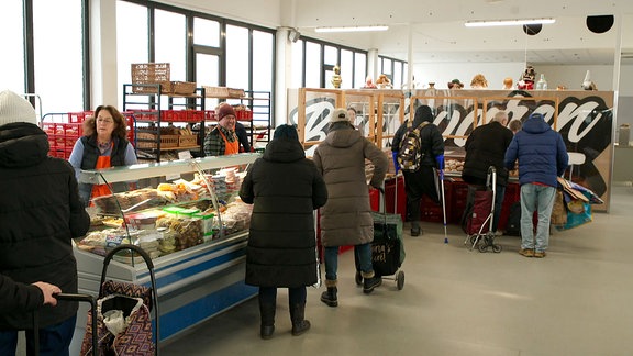 Menschen bei den Tafeln