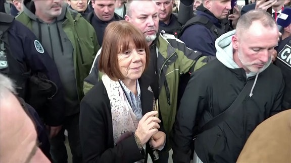 Gisèle Pelicot inmitten von Menschen