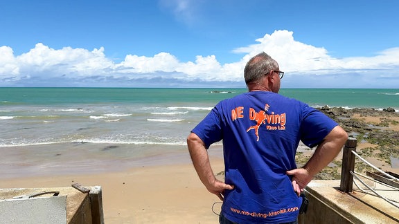 Ein Mann schaut aufs Meer