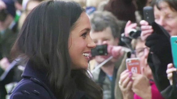 Meghan Markle spricht mit Menschen auf der Straße
