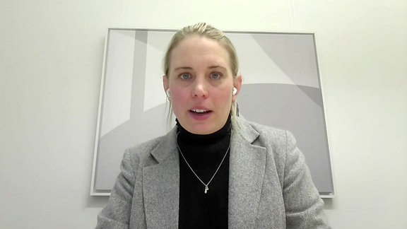 Eine Frau im Interview