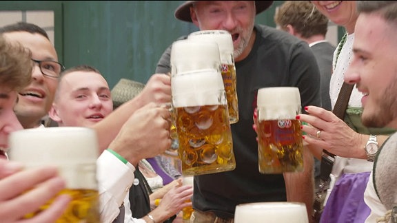 es wird mit Bier angestoßen