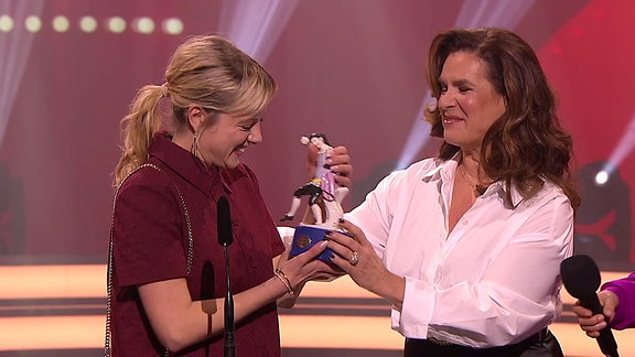 Kati Witt überreicht Schauspielerin einen bayrischen Filmpreis