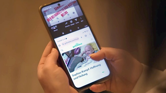 Ein Spendenaufruf ist auf einem Smartphone zu sehen.