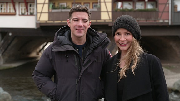 Ein Mann und eine Frau lächeln in die Kamera.