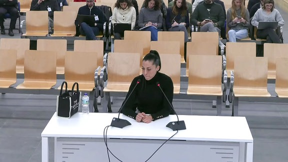 Eine Frau sagt vor Gericht aus