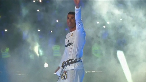 Fußballer Ronaldo reckt den Arm in die Höhe. 