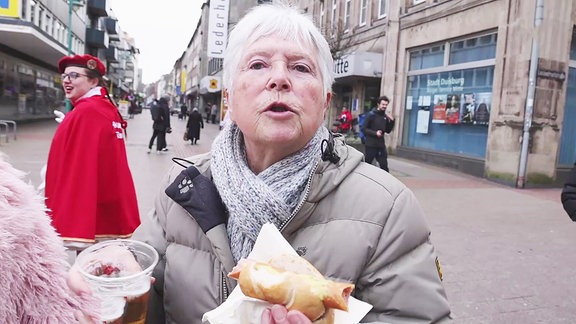 eine Frau im Gespräch