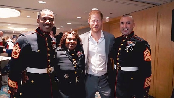 Prinz Harry posiert mit Soldaten.
