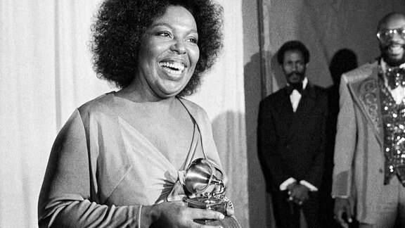 Schwarzweiß Aufnahme einer Frau mit einem Grammy