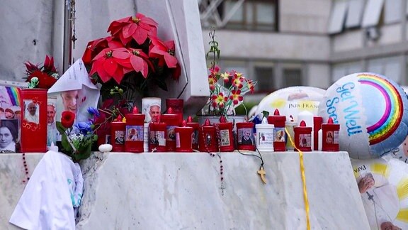 Lichter und Blumen zum Gedenken an den Papst