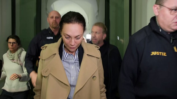 Lilly Becker kommt aus dem Gerichtssaal 