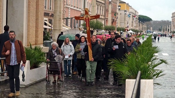 Gläubige beten in Rom für Papst Franziskus