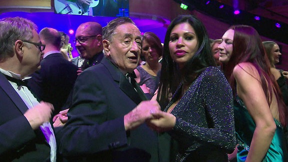Opernball-Könoig Richard "Mörtel" Lugner beim Tanz 