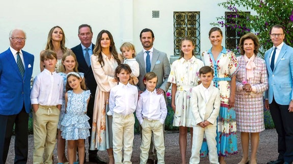 Familienfoto des schwedischen Königs mit allen Kindern.