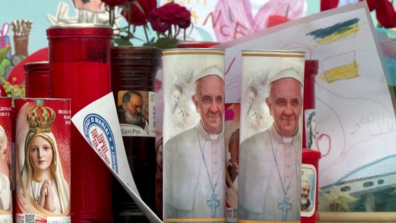 der Pontifex auf einer Kerze abgebildet
