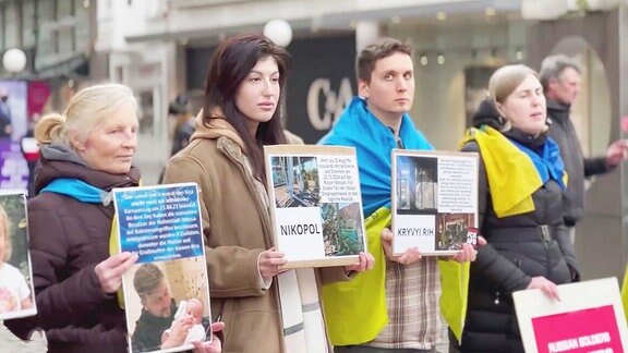 Junge Menschen demonstrieren auf der Straße.