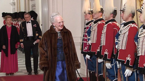 Die ehemalige Königin Margrete geht bei einem Empfang an Gardesoldaten vorbei.