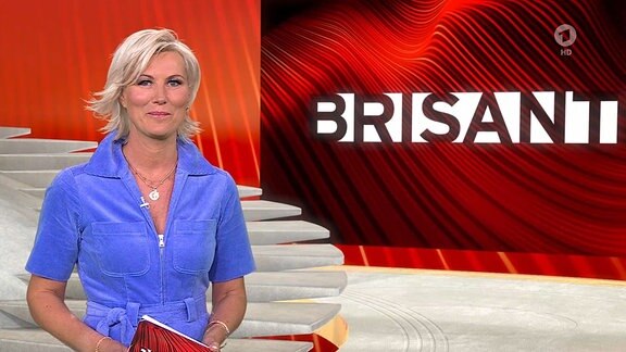 Moderation im Studio vor BRISANT-Logo