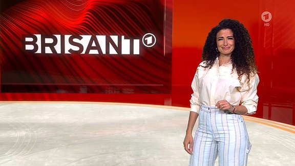 Eine Moderatorin steht im Studio der Sendung "Brisant".