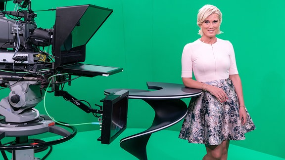 Die Moderatorin des ARD Magazins "Brisant" Kamilla Senjo, aufgenommen am 29.10.2019 im neuen "Brisant" Studio in Leipzig.