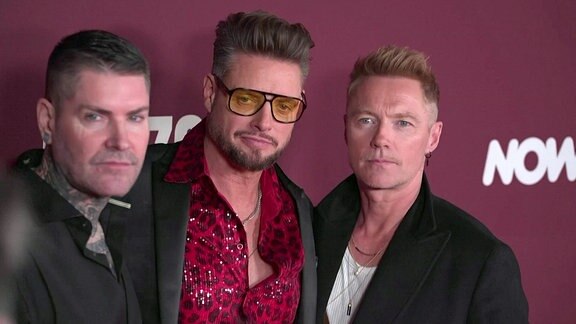 Drei ehemalige Bandmitglieder von Boyzone auf dem roten Teppich.