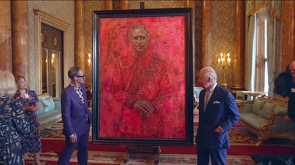 König Charles und der Künstler vor dem königlichen Portrait