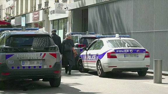 Französische Polizeiwagen parken auf einer Straße