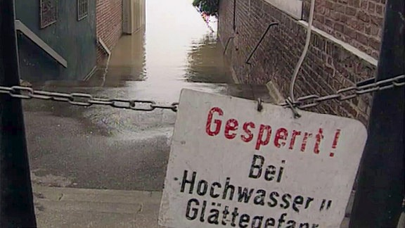 Archivbild: bei Hochwasser abgesperrte Straße