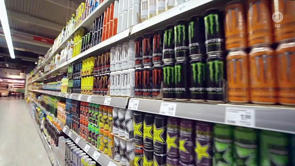 Regale mit Energy-Drink-Dosen