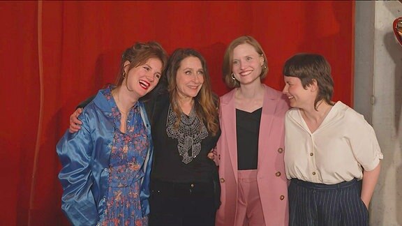 Vier Schauspielerinnen lachen in die Kamera