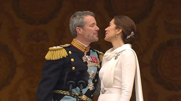Das dänische Königspaar vor einem Kuss