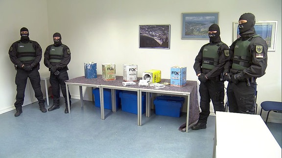 Polizeikräfte präsentieren Kokainfund auf einem Tisch