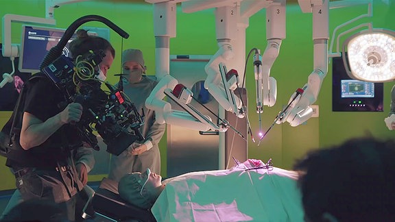 Kameramann filmt einen Operations-Roboter bei der Arbeit