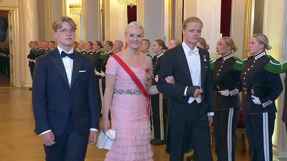 Mette Marit mit zwei Söhnen auf dem Weg zu einem Empfang.