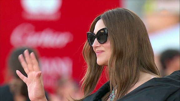 Monica Bellucci winkt