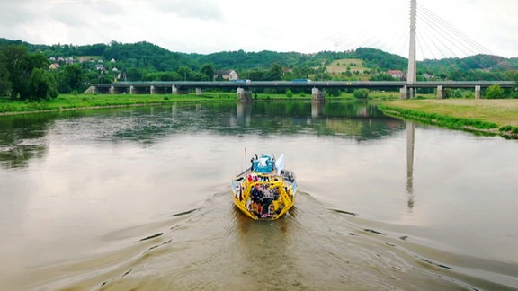 Ein Boot fährt auf einem Fluss.