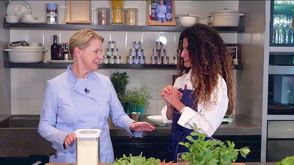 Die Köchin und die Moderatorin beim Kochen