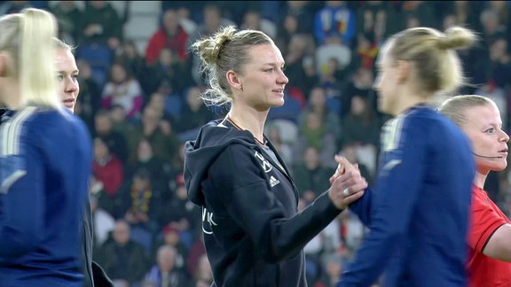 Fußballerinnen verabschieden sich nach einem Spiel