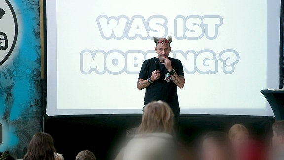 Ein Berater während einer Anti-Mobbing-Veranstaltung auf der Bühne