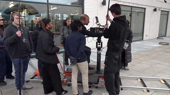 Filmcrew um die Kamera an der Prinz William sitzt