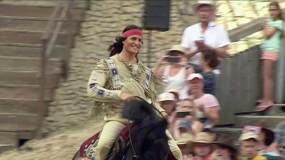 Schauspieler und Sänger Klaws reitet als Winnetou.
