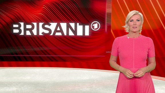 Moderatorin im Studio vor dem Logo