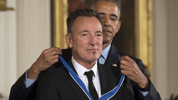 Barack Obama übegibt Bruce Springsteen eine Medaille